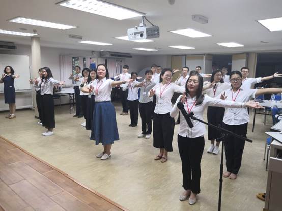 说明: 学习当地民族舞蹈