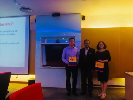 说明: 互赠纪念品