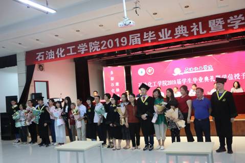 毕业生代表为学生家长献花